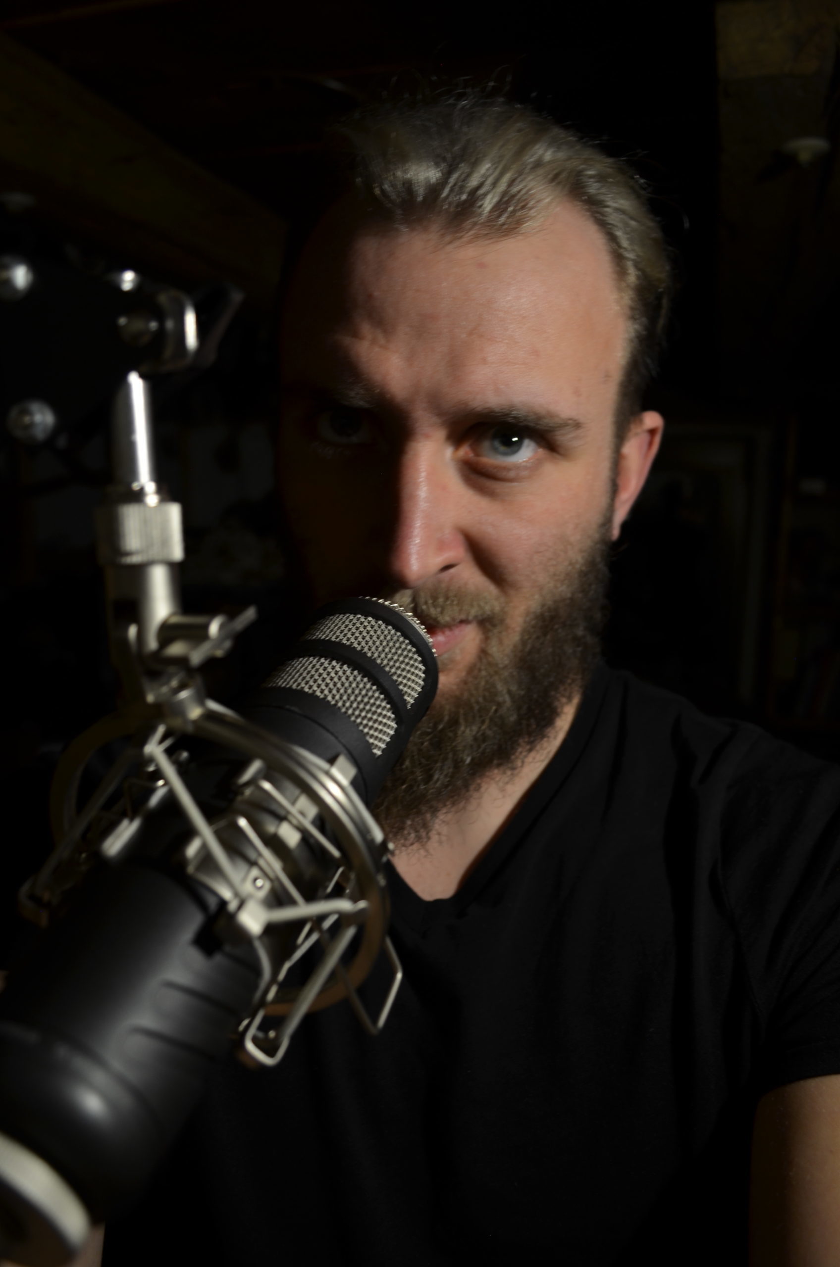Kim Gjarmati am Mikrofon in seinem Tonstudio